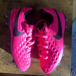 NIKE Tiempo Jr Legend 8 Club Soccers Youth Soccer AT5881-600 Pink Black size 11C